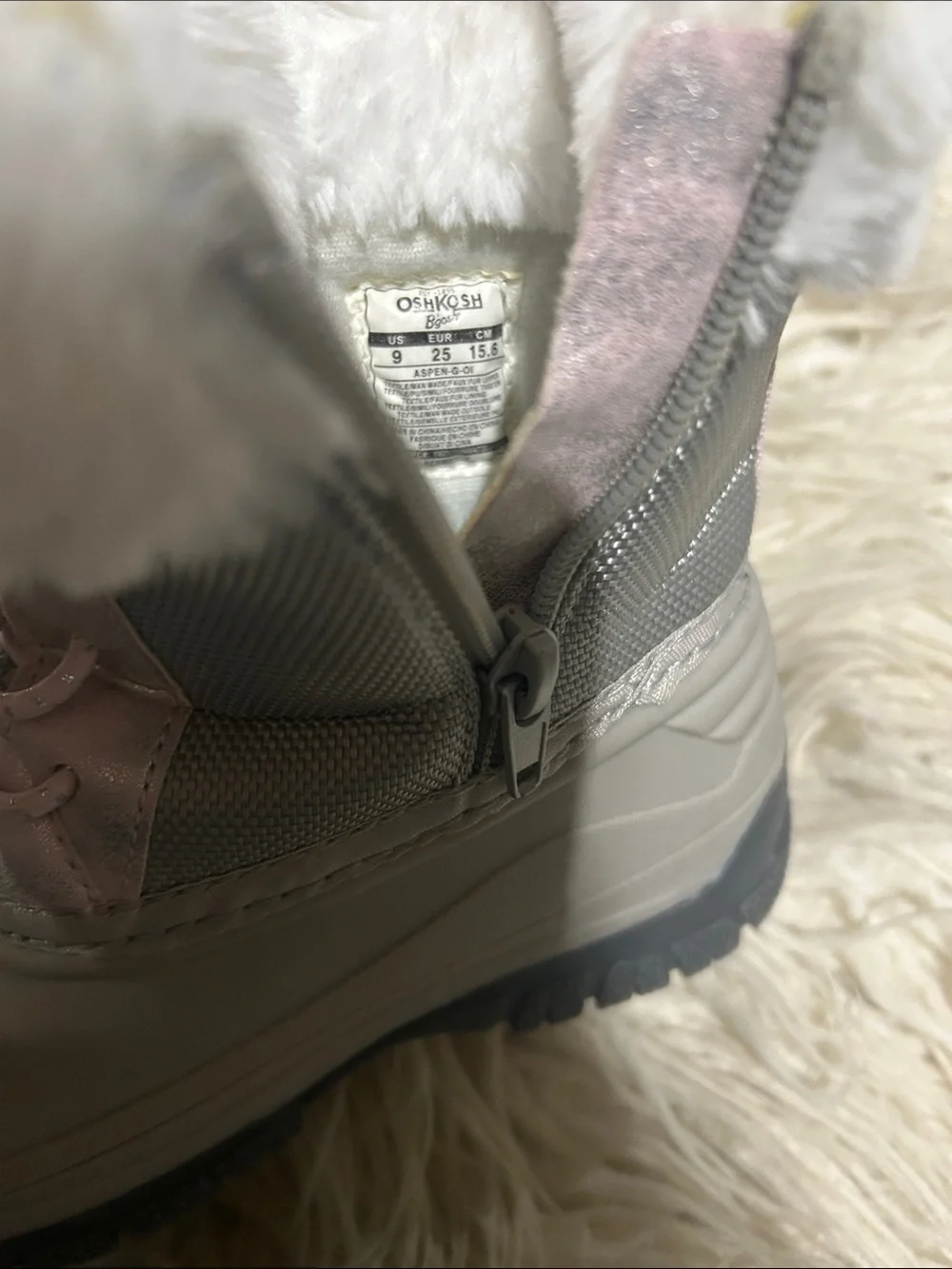 OshKosh BGosh toddlers sz 9 Gray & Pink Girls Snow Boots with Faux Fur Trim